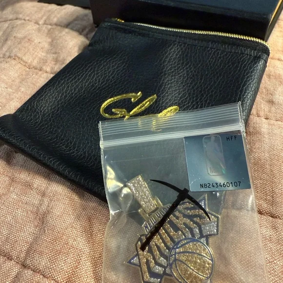 New York Knicks 18K Gold Plated Pendant - Picture 6 of 7